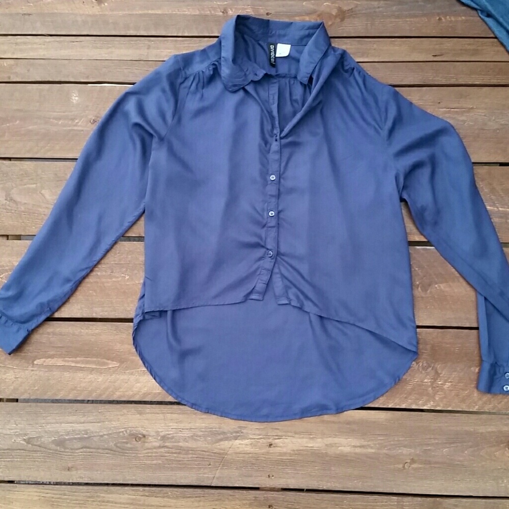 🎉 Divided H&M High Low button up top - Picture 4 of 6